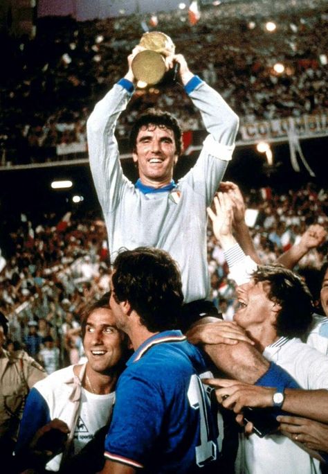 Dino Zoff, Italy World Cup, Italy Team, 1982 World Cup, Best Football Players, Goalkeeper Gloves, Soccer World, Football Poster, Historical Pictures