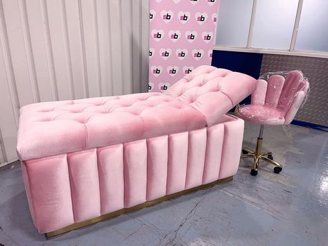 SALON BAE UK™️’s Instagram post: “Our beautiful “𝗕𝗢𝗨𝗝𝗘𝗘” bed for @holliebedfordbeauty 💗✨ Did you know this bed massages and has 10 functions. Get ready for them lash naps…” Pink Lash Bed, Curved Lash Bed, Lashes Salon Decor, Massage Bed Design, Pink Lash Room, Lash Bed Ideas, Lash Beds, Boutique Beauty Salon, Business Room