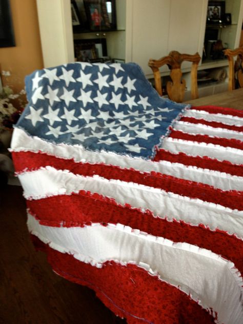 Gorgeous American Flag Ragged Blanket or by isabellabluedesigns Flag Rag Quilt, Denim Quilt Patterns, American Flag Blanket, American Flag Quilt, Rag Quilting, Rag Quilt Tutorial, Custom Dog Beds, Jean Quilt, Flag Quilt