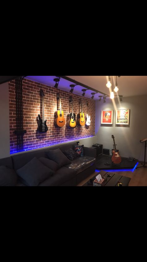 Music Room Man Cave, Guitar Wall Decoration, Home Concert Ideas, Shed Music Studio, Music Studio Decor Interior Design, Teen Music Bedroom, Guitar Room Man Cave, Garage Music Studio, Guitar Room Ideas