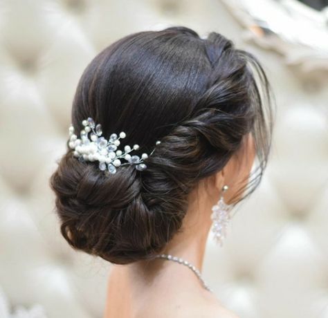 Gown Bun Hairstyle, Christian Bridal Bun Hairstyle, Hair Bun Style For Gown, Low Bun Hairstyles Indian Saree, Saree Hair Styles For Short Hair, Bridal Hair Buns Front Look, Marriage Bun Hairstyle, Bridal Hairstyle Christian Wedding, Hair Bun For Gown