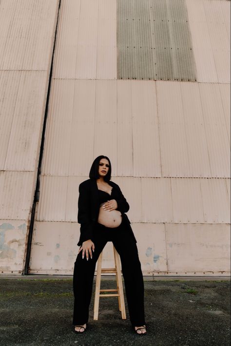 Suit Maternity Shoot, Photoshoot Blazer, Single Mom Maternity Photography, Maternity Shoot Outfit, Maternity Picture Outfits, Maternity Studio Photoshoot, Pregnancy Belly Photos, Cute Pregnancy Pictures, Maternity Photo Outfits