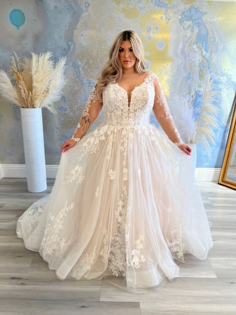 Bridal Dresses Curvy Bride, Off White Wedding Dress Plus Size, Long Sleeve Wedding Dress Big Bust, Unique Plus Size Wedding Dresses Summer, Long Sleeve Lace Wedding Dress Boho Plus Size, Boho Country Wedding Dress Plus Size, Plus Lace Wedding Dress, Best Plus Size Wedding Dresses, Country Style Wedding Dresses Plus Size