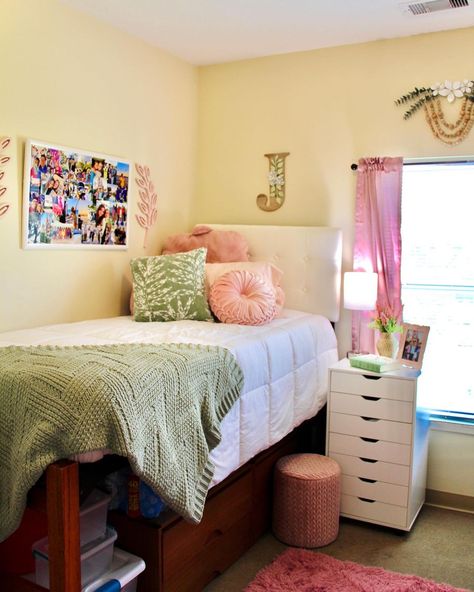 Mint Green And Pink Dorm Room, Sage Green And Blush Dorm Room, Light Pink And Green Dorm Room, Dorm Room Pink And Green, Sage Green And Pink Dorm Room, Room Inspiration Bedroom Teenagers, Green And Pink Dorm, Green And Pink Dorm Room, Pink And Green Dorm Room