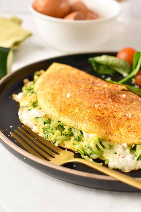 This zucchini omelette is the most delicious high-protein breakfast recipe to use your garden zucchinis. Plus, it's packed with feta, and Parmesan for a cheesy omelette packed with 22 grams of proteins per serve. Cheesy Omelette, Zucchini Omelette, Omelette Healthy, Edamame Pasta, Cottage Cheese Pasta, Sweet Crepes Recipe, Cauliflower Alfredo Sauce, High Protein Breakfast Recipes, Cheese Sauce For Pasta