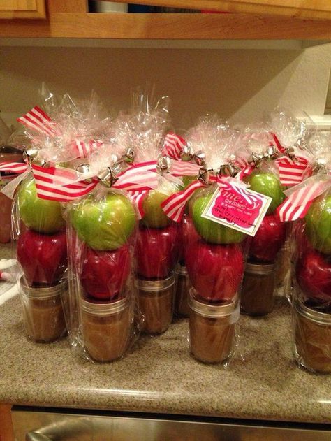 Caramel Apple Gifts, Christmas Neighbor, Neighbor Christmas Gifts, Apple Gifts, Homemade Caramel Sauce, Diy Holiday Gifts, Caramel Recipes, Navidad Diy, Homemade Caramel