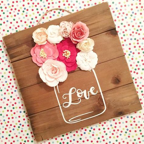 Fleur de Lis Quilts and Accessories: Pin It Weekly #212 Cricut Projects To Sell, Drawing Hearts, Saint Valentin Diy, Valentines Bricolage, Love Wood Sign, Valentines Sign, Crafts For Adults, Diy Valentines Crafts, Valentine's Day Diy