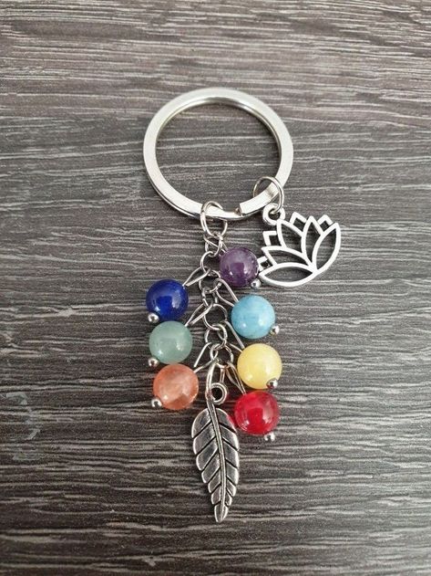 Keychains With Charms, Diy Bead Keychain Ideas, Handmade Keychain Ideas, Craftshow Crafts, Handmade Keychains Diy, Beads Keychain Ideas, Beaded Keychain Ideas, Chakra Keychain, Key Chains Diy