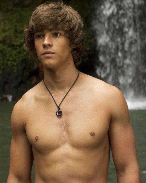 call me X en Instagram: “Brenton Thwaithes” Brenton Thwaites, Black Brown Hair, Actors Male, Australian Actors, Male Photography, Shirtless Men, Blue Lagoon, Male Beauty, Celebrities Male