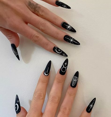 Dot Nail Art Designs, Fox Nails, Dot Nail Art, Fall Nail Trends, Manicure Inspiration, Nail Art For Beginners, Dots Nails, Black Nail Designs, White Nail