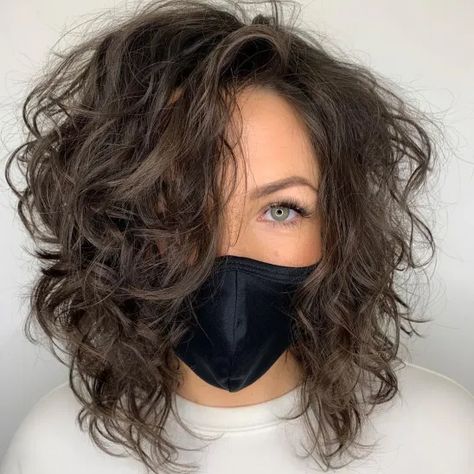 Bob With Curls, Inverted Hairstyles, Medium Haircuts For Women, Medium Brunette Hair, Messy Wavy Hair, Womens Haircuts Medium, Medium Haircuts, Medium Layered Hair, Medium Length Hair With Layers