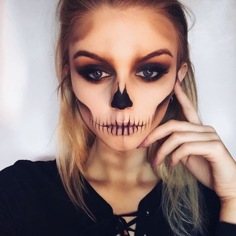 Simple skull Skeleton Makeup Pretty Easy, Skull Makeup Pretty, Skeleton Makeup Pretty, Skull Face Makeup, Halloween Skeleton Makeup, Skull Halloween Makeup, Halloweenský Makeup, Holloween Makeup, Creative Look