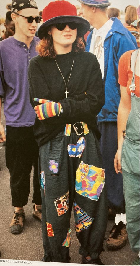 Early rave fashions of 1988. The outfits are a meeting of post-Culture Club and up-and-coming Acid House Rave 80's & 90's, 80s Uk Fashion, 80s Rave Fashion, Rave Style 90s, 90 Rave Outfits, Madchester Rave, Rave Y2k, 1990s Rave Fashion, 90s Music Festival