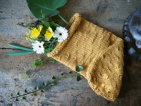 Tuto gratuit Cocon de naissance au tricot, rapide et facile à réaliser.  Free pattern of a knitted cocoon for newborn, easy and quick to realize. Tricot Baby, Diy Tricot, Crochet Bebe, Crochet Baby, Crochet Bikini, Armoire, Burlap Bag, Knitted Hats, Projects To Try