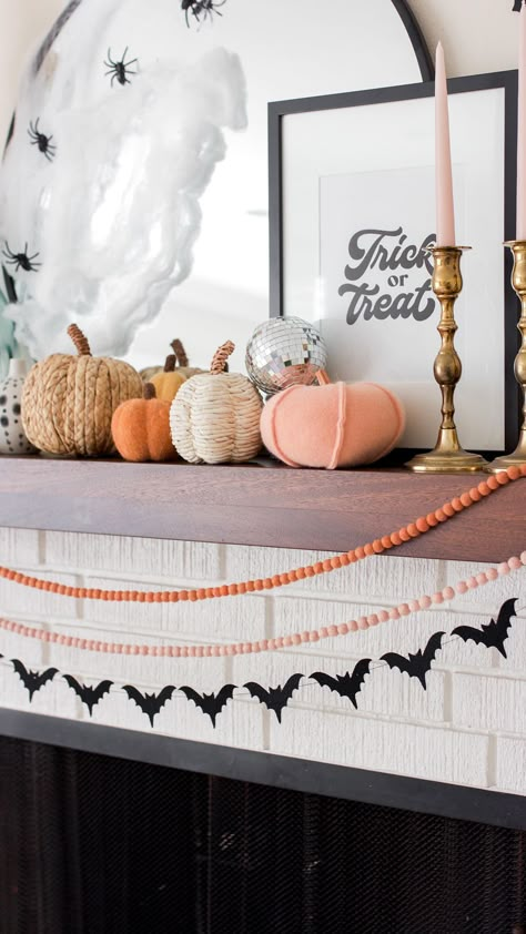 Boho Halloween Decor Outdoor, Boho Halloween Mantle, Classy Halloween Mantle, Simple Halloween Mantle Decor, Fireplace Mantle Fall Decor Ideas, Halloween Garland Mantle, Minimalist Fall Mantle Decor, Boho Fall Mantle Decor, Fall Decor Minimalist