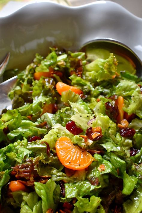 Salad Recipes Holidays, Orange Salad Recipes, Mandarin Orange Salad, Lettuce Salad Recipes, Christmas Salad Recipes, Holiday Salads, Christmas Salads, Candied Almonds, Pecan Salad