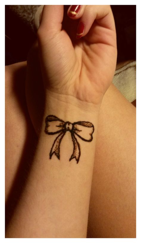 Bow henna tattoo Heart Henna Tattoo, Easy Henna Doodles, Birthday Henna Design, Coquette Henna Design, Bow Henna Design, Hand Tattoos Easy, Henna Wrist Designs, Henna Inspo Easy, Y2k Henna