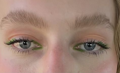 Minimal Green Makeup Looks, Green Liquid Eyeliner, Simple Green Makeup, Hslot Makeup, Green Eyeliner Looks, Green Eyeliner Makeup, Olive Green Makeup, Eyeliner Verde, Under Eye Liner