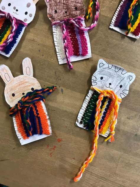 Weaving With Kindergarten, Kindergarten Fiber Art Projects, Cloth Craft Ideas, Kids Weaving Projects, Weaving Kids, Yarn Art Projects, Weaving For Kids, Montessori Art, Fiber Art Projects