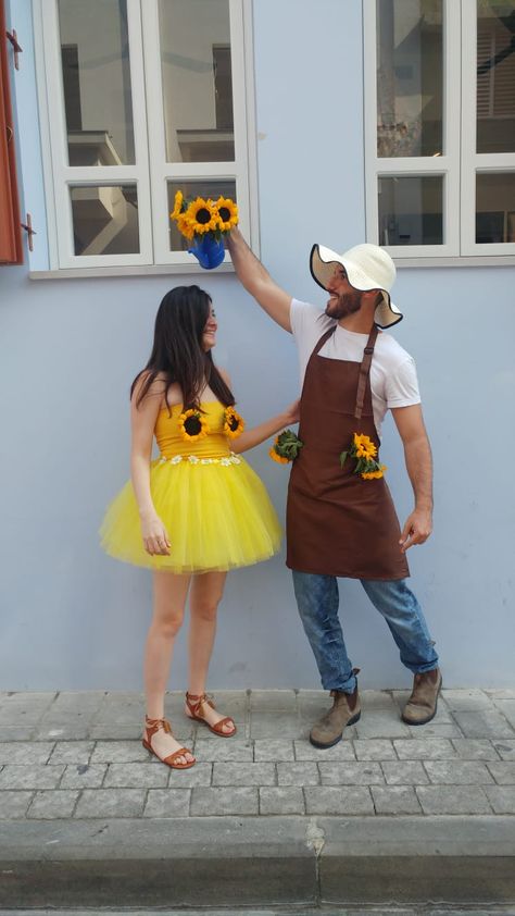 #flower #girl #boyfriend #costumes #sunflower #boys #goals #halloween #halloweenparty #couples #couplegoals #couplepictures #fashion #diy #doityourself Boyfriend Costumes, Sunflower Costume, Farmer Costume, Ideas Disfraz, Couples Costumes Creative, Halloween Costumes Diy Couples, Funny Couple Costumes, Best Couples Costumes, Duo Halloween Costumes