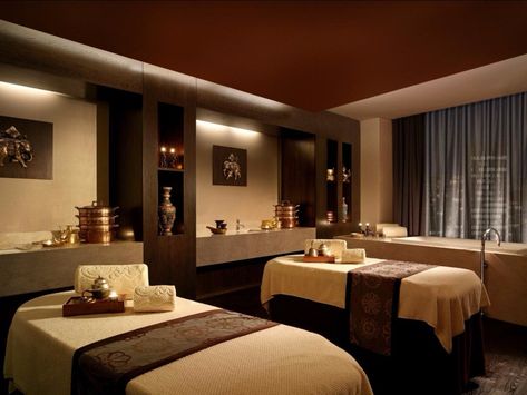 Featuring natural healing methods that originated from Asian cultures, the CHI Spa at the Shangri-La Hotel in Sydney, Australia, also mixes in native ingredients such as lemon myrtle and eucalyptus. The spa aims to be a "place of personal peace, enchantment and well-being." Spa Decor Ideas For Home, Massage Room Design, Boho Apartment, Spa Room Decor, Spa Rooms, Shangri La Hotel, Spa Interior, Massage Tables, Spa Decor