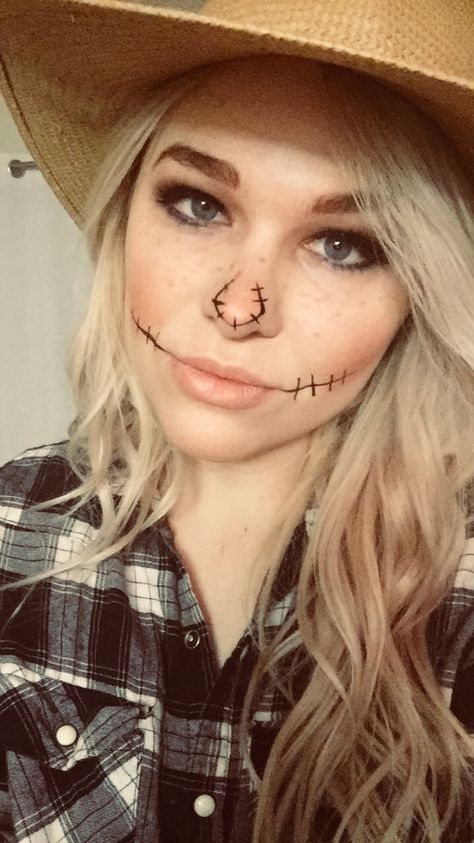 Lady Scarecrow Makeup, Easy Scare Crow Halloween Makeup, Scare Crow Make Up For Women Simple, Homemade Scarecrow Costume Women, Women’s Diy Scarecrow Costume, Easy Diy Scarecrow Costume For Women, Cute Scarecrow Makeup For Women, Scar Crow Makeup, Scarecrow Makeup Simple