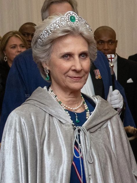 Emerald Tiara, Duchess Of Gloucester, Blue Evening Gowns, Flower Tiara, Queen Alexandra, Princess Alice, Royal Tiaras, Royal Jewels, Traditional Attire