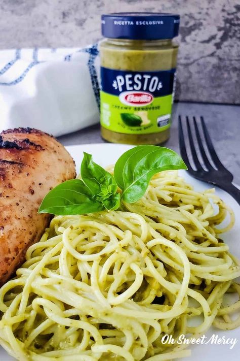 Curious about Barilla Creamy Genovese Pesto? Read what we thought of it AND get over 15 THM ways to use it to make meal time quick, easy, and delicious! #BarillaUS #brillaPesto #CreamyGenovese #sponsored #ad THM #pesto @ohsweetmercy Store Bought Pesto Recipes, Mortar And Pestle Pesto, Pesto Deviled Eggs, Pesto Genovese Recipe, Barilla Pesto, Recipes Using Pesto, Spaghetti Factory Creamy Pesto, Zucchini Side Dishes, Trim Healthy Mama Plan