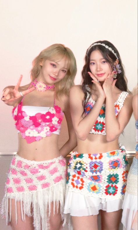 Kpop , idol , le sserafim smart , smarter , summer outfits , beach outfits , inspo , idol makeup , summer aesthetic , hair goals , girl idol , ulzzang , easy lesserafim Kazuha Crochet, Kazuha Makeup, Lesserafim Group, Chaewon And Kazuha, Kpop Crochet, Contour Products, Kpop Costume, Blend Contour, Summer Outfits Beach