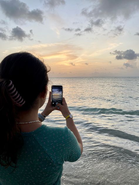 taking pictures by the sunset Taking A Picture Of The Sunset, Picture Of Someone Taking A Picture, Taking Picture Of Sunset, Beach Instagram Pictures, Beach Instagram, Beach Poses By Yourself, Taking A Picture, Beach Pictures Poses, Insta Ideas