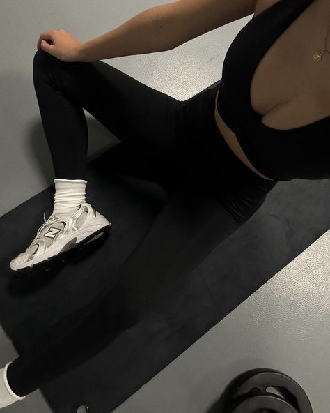 Posture Aesthetic Girl, Gym Girl Aesthetic Faceless, Faceless Gym Pics, Faceless Body Pics, Faceless Branding, Lean Aesthetic, No Face Body Pictures, Mom Body, Yoga Aesthetic