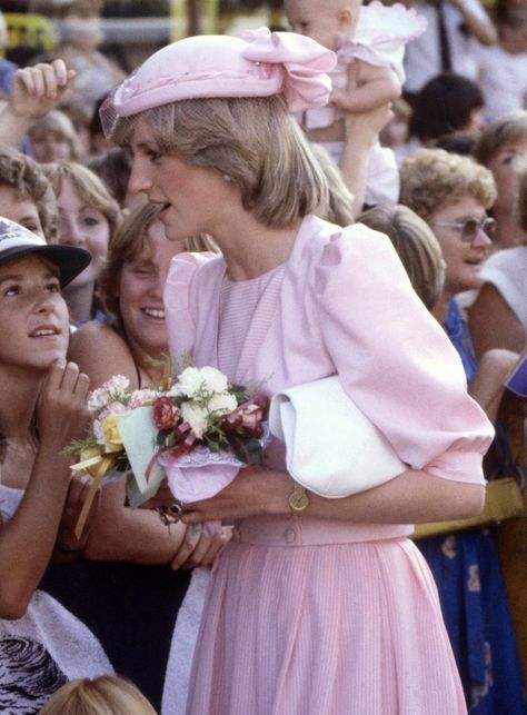 Pink Lady The soft netting and ruffle detail of the Diana's pastel pink fascinator was the icing on her ladylike look in Australia 1983. Princess Diana Wedding, Prins William, Prins Harry, Princess Diana Pictures, Pink Fascinator, Diana Fashion, Isabel Ii, Lady Diana Spencer, Popsugar Fashion