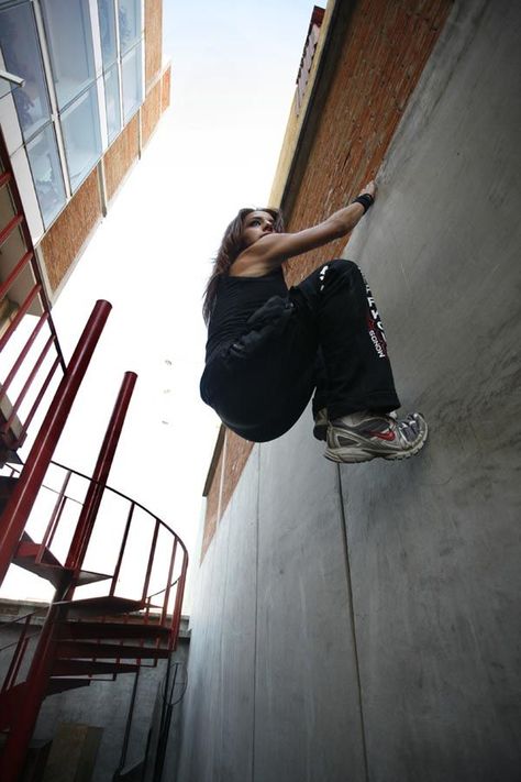 Wall = Just another surface to run on. #parkour #freerunning #fun stretching tips, flexibility Extreme Parkour, Parkour Girl, Sports Gym, Dynamic Poses, Valentino Rossi, Break Dance, Free Running, Action Poses, Parkour