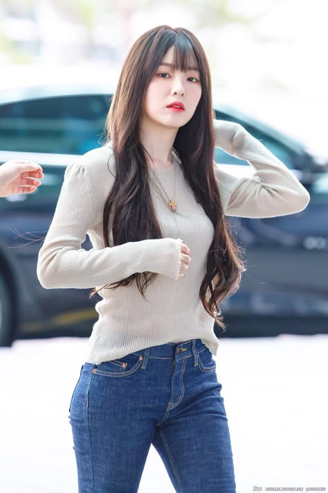 Irene Outfit, Hairstyle Korean, Light Color Jeans, Korean Hairstyles, Irene Bae, Girl Trends, Irene Red Velvet, Bae Joohyun, Park Sooyoung