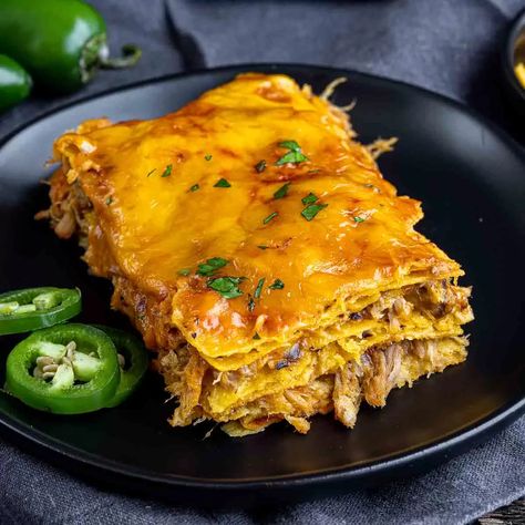 This pulled pork enchilada casserole is an easy enchilada bake packed with layers of pork, enchilada sauce, tortillas, and cheese. Pork Enchilada Casserole, Pulled Pork Casserole, Enchiladas Casserole, Pulled Pork Quesadilla, Pulled Pork Enchiladas, Pork Enchiladas, Chicken Enchilada Casserole Recipe, Pork Casserole, Enchilada Bake