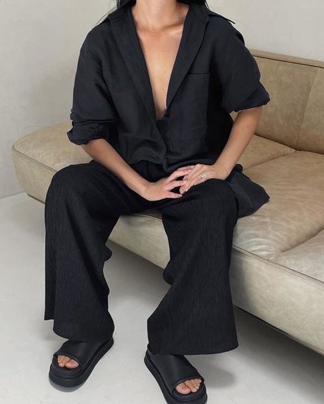 Black Linen Outfit, Platform Slides Outfit, Linen Shirt Outfit, Minimalism Clothes, Black Linen Shirt, Linen Outfits, Black Linen Trousers, Linen Outfit, Slides Outfit