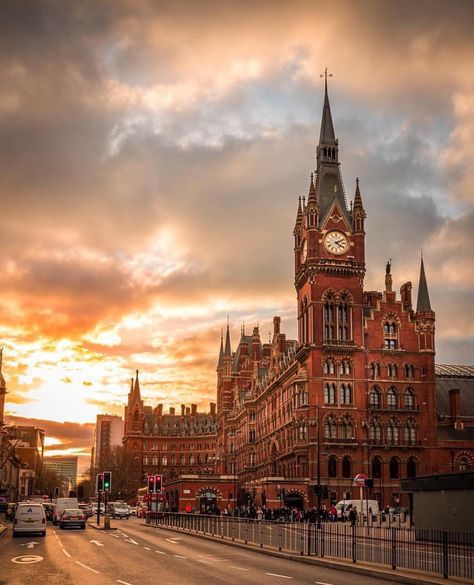 St Pancras International Winter London, St Pancras Station, London Overground, St Pancras, Train Stations, England Uk, Railway Station, Travel Goals, Bedroom Art