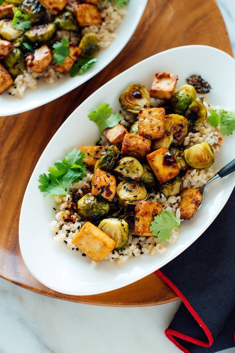 Tender, caramelized Brussels sprouts with extra crispy tofu and brown rice, topped with an irresistible sweet-and-spicy glaze. Gluten free and easily vegan. #brussels #vegetarian #vegan #tofu #cookieandkate Crispy Baked Tofu, Chinese Kool, Honey Sesame, Peanut Recipes, Roasted Brussels Sprouts, Spicy Honey, Baked Tofu, Crispy Tofu, Different Vegetables