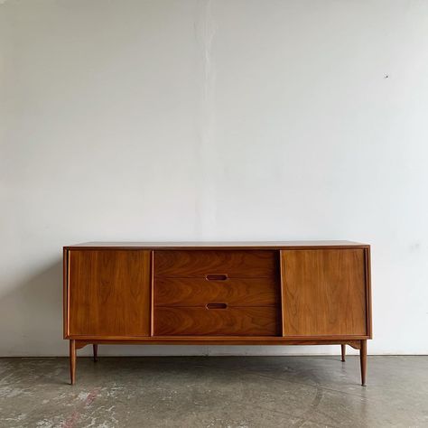 Vintage Mid Century Furniture Bedroom, Dark Wood Credenza, Mid Century Tv Cabinet, Mid Century Buffet Cabinet, Mid Century Side Board, Mid Century Wood Furniture, Mcm Sideboard, Midcentury Credenza, Mcm Cabinet