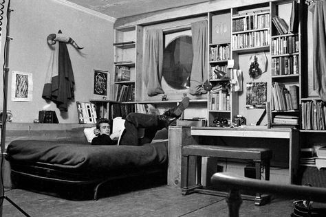 James Dean’s studio apartment on West 68th Street in New York City was furnished with bohemian casualness. Old Hollywood Decor, Vintage Mansion, Dennis Stock, Hollywood Decor, James Dean Photos, Jimmy Dean, Manhattan Apartment, Old Apartments, New York City Apartment