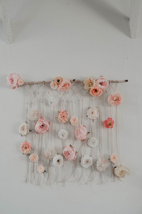 DIY Easy Macramé Wall Hanging, 2 Different Ways - photo Jess Pelphrey  https://ruffledblog.com/diy-boho-wall-hanging/ Mountaintop Elopement, Easy Macrame Wall Hanging, Diy Wand, Nursery Style, Home Design Diy, Boho Wall Hanging, Floral Designer, Deco Floral, Boho Diy