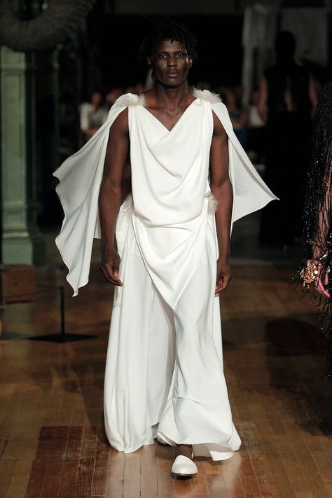 Palomo Spain Returns to Madrid for Spring 2019—And Reveals a New, More Casual Direction | Vogue Greek God Costume Male, Toga Outfit, Greek Outfit, Greek Toga, Greek God Costume, Ancient Greek Clothing, Palomo Spain, Extreme Fashion, Greek Myth