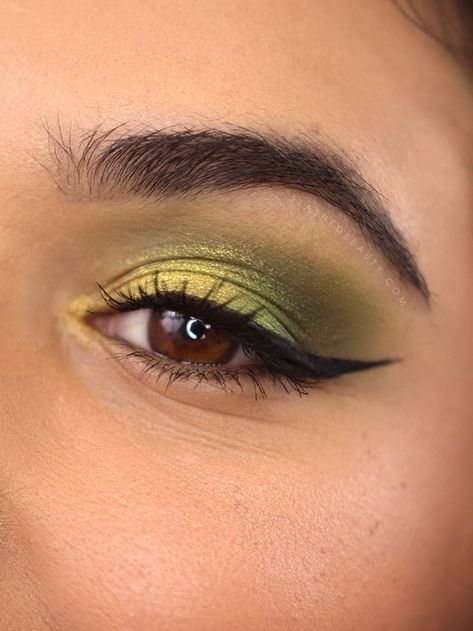 Easy Makeup Looks For Brown Eyes, Green Eyeshadow On Blue Eyes, Green Eyeshadow Easy, Green Eyeshadow For Brown Eyes Simple, Green Makeup On Brown Eyes, Green Make Up Brown Eyes, Bright Eye Makeup For Brown Eyes, How To Apply Green Eyeshadow, Bright Eyeshadow Looks For Brown Eyes