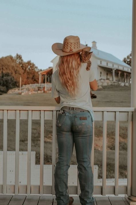 County Fits, Modern Western Fashion, Wrangler Butts, Leah Fish, Foto Cowgirl, Western Fits, Southern Mississippi, Casual Country Outfits