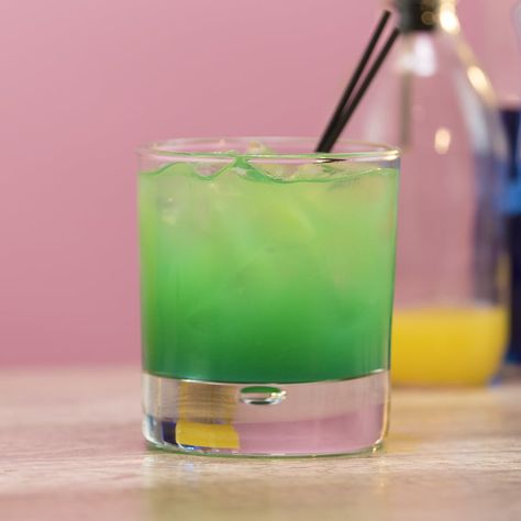 Green Lantern Cocktail - Tipsy Bartender Green Drinks Alcohol, Green Alcoholic Drinks, Key Lime Margarita, Tequila Drinks Recipes, Green Cocktails, Japanese Meals, Mansion Party, St Patricks Day Drinks, Green Drink