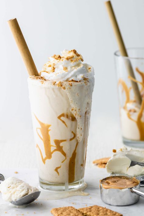 It's milkshakes for dessert, friends! This 4 ingredient Peanut Butter Cheesecake Milkshake is the perfect sweet treat for any occasion. Enjoy! Cheesecake Milkshake, Easy Delicious Dessert, Peanut Butter Milkshake, Pumpkin Spice Cream, Cheesecake Recipes Classic, Oreo Flavors, Classic Cheesecake, Peanut Butter Cheesecake, Milkshake Recipes