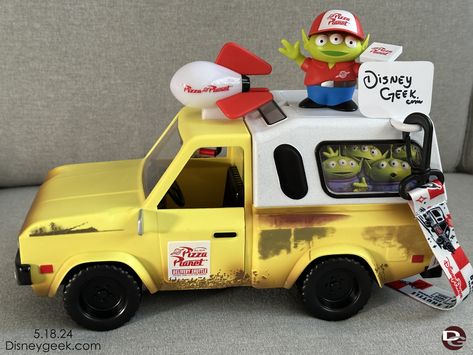 This evening @daynah shares her collection of Toy Story Alien Pizza Planet Trucks she has found around the #Disneyland Resort so far during #PixarFest Star Tours Disneyland, Alien Pizza Planet, Pizza Planet Truck, Disneyland Tomorrowland, Toy Story Pizza Planet, Disneyland Guide, Disneyland Main Street, Street Banners, Disney World Pictures