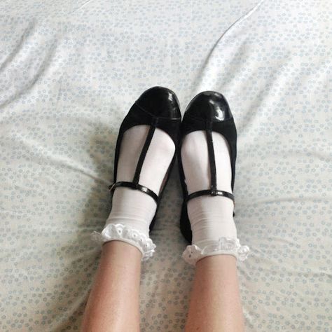 misslikey: Time for DIY...How to make frilly socks Frilled Socks, Socks Diy, Alice In Wonderland Aesthetic, Vanellope Von Schweetz, Frilly Socks, Minako Aino, 일본 패션, Diy Socks, Princess Tutu