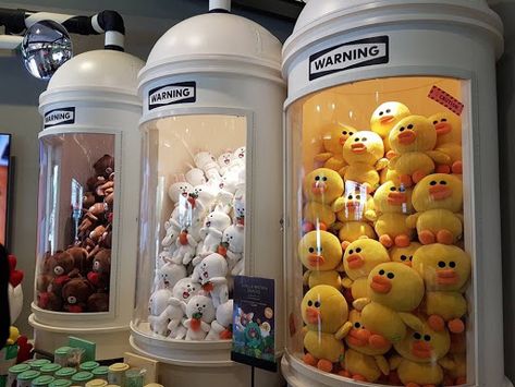 Cuteness in container tube at Line Friends Store Everland Gyeonggido Toy Store Design, Line Friends Store, Kids Cafe, Brand Activations, Experiential Marketing, Event Activities, Exhibition Booth, Salou, Audience Engagement