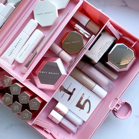 Fenty Beauty Pr Package, Kylie Jenner Style, Pretty Skin Care, Pretty Skin, Lip Glow, Jenner Style, Fenty Beauty, Face Care, Pretty Makeup